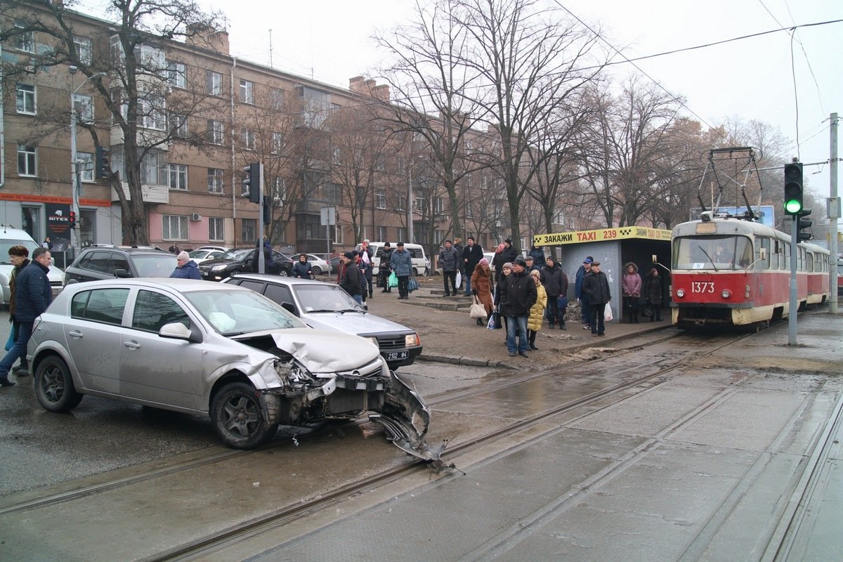 BMW и Opel не поделили дорогу на перекрестке