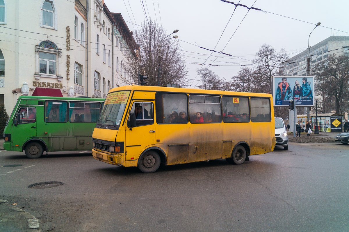 Правоохранители оградили опасный участок проспекта лентами, перенаправляя транспорт в объезд Правоохранители оградили опасный участок проспекта лентами, перенаправляя транспорт в объезд