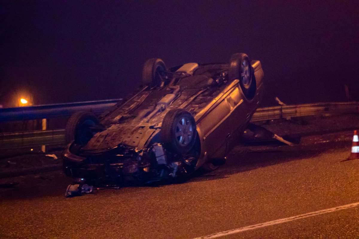 На Кодацком спуске перевернулся автомобиль На Кодацком спуске перевернулся автомобиль