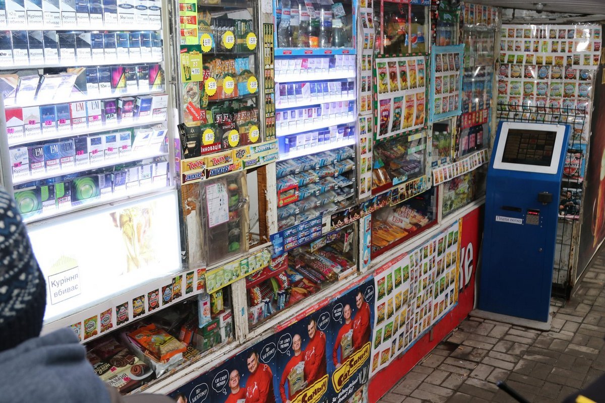 В киоске незаконно продавали алкоголь В киоске незаконно продавали алкоголь