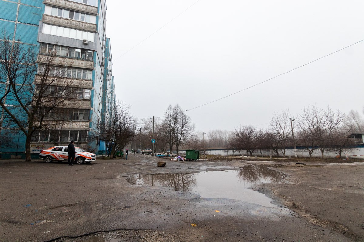 В Днепре дорога на улице Гидропарковой усыпана ямами