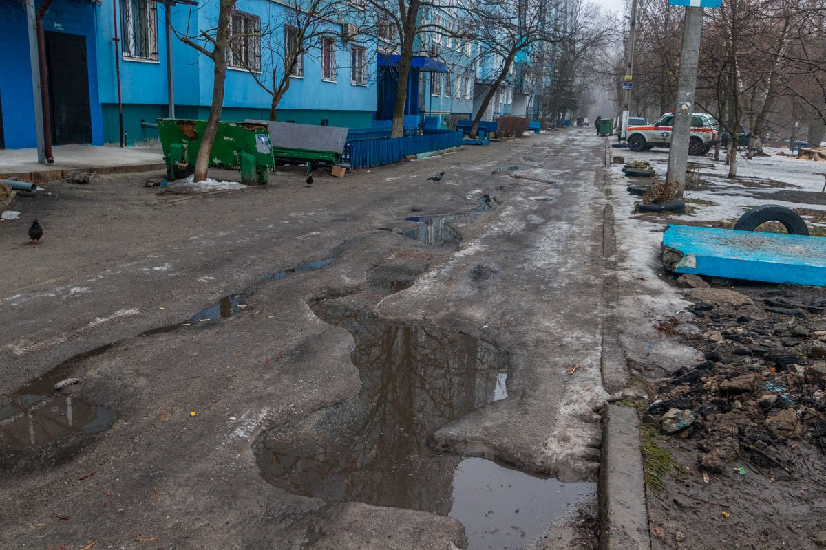 Выбоины покрыты лужами