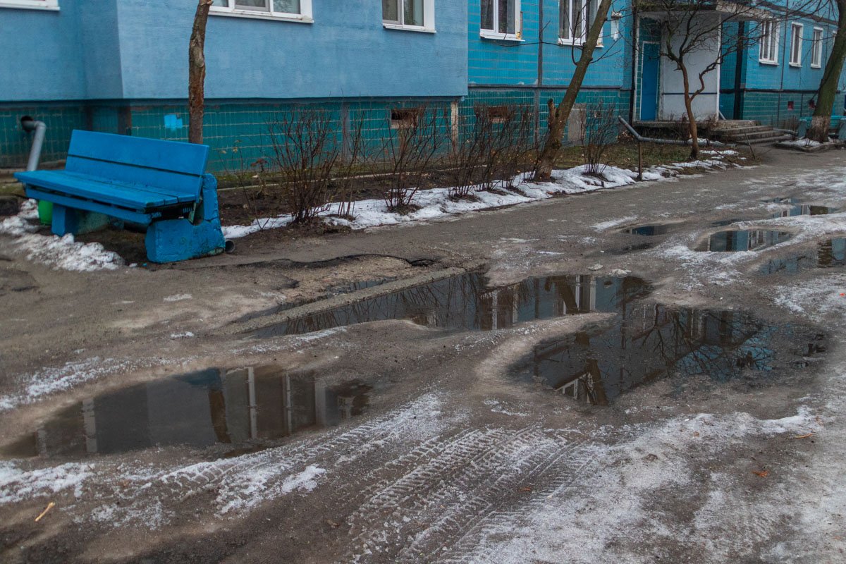 Пешеходы здесь вероятно соревнуются в длине прыжков через лужи