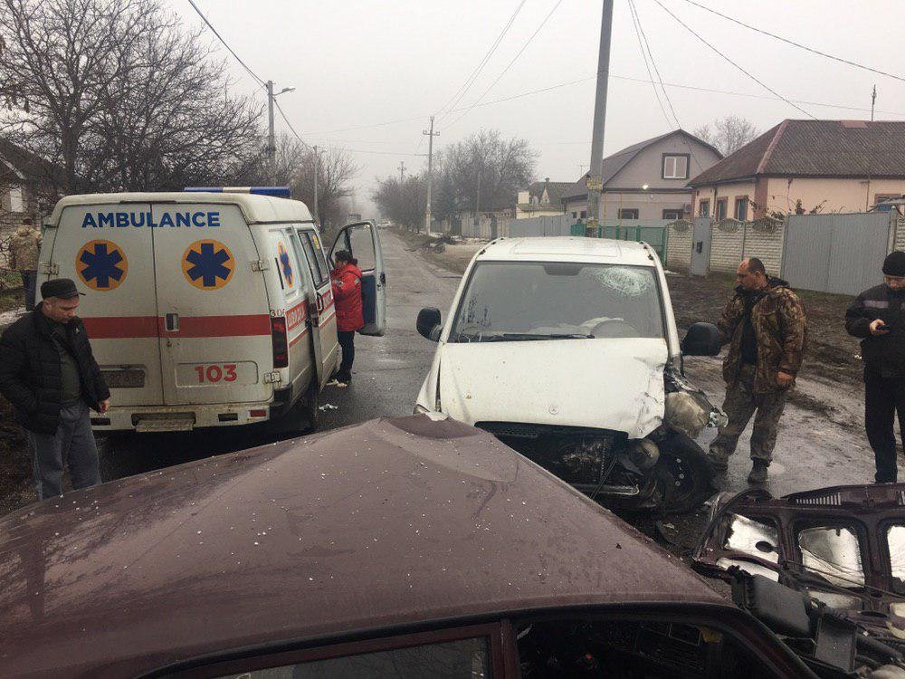 Столкнулись Mercedes и ВАЗ