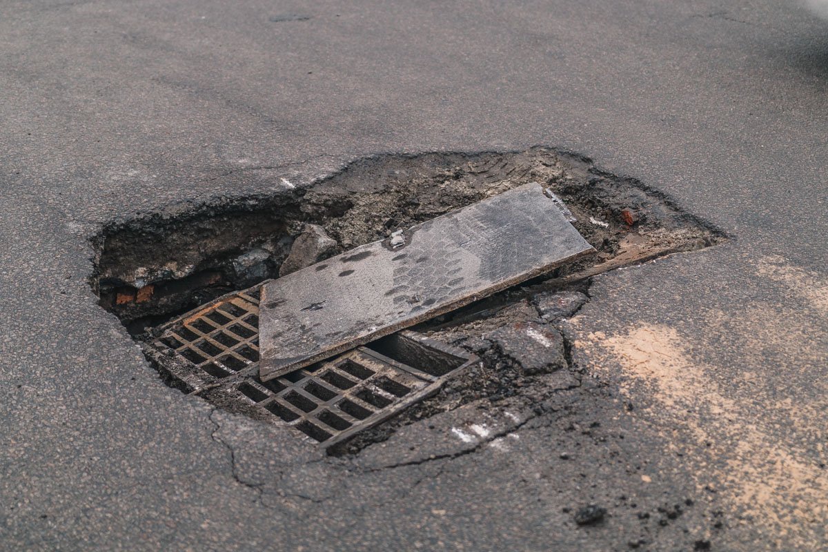 Провалилась ливневка Провалилась ливневка