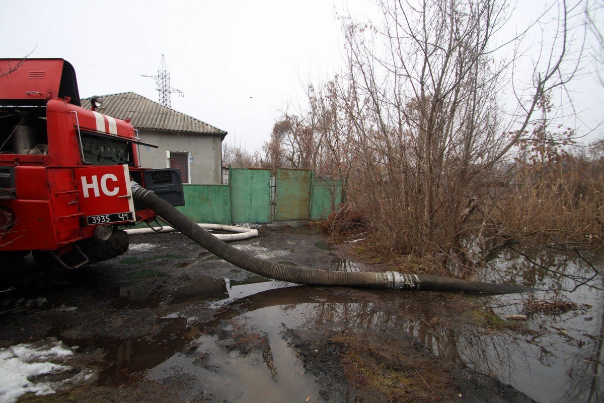Спасатели выкачивают воду Спасатели выкачивают воду