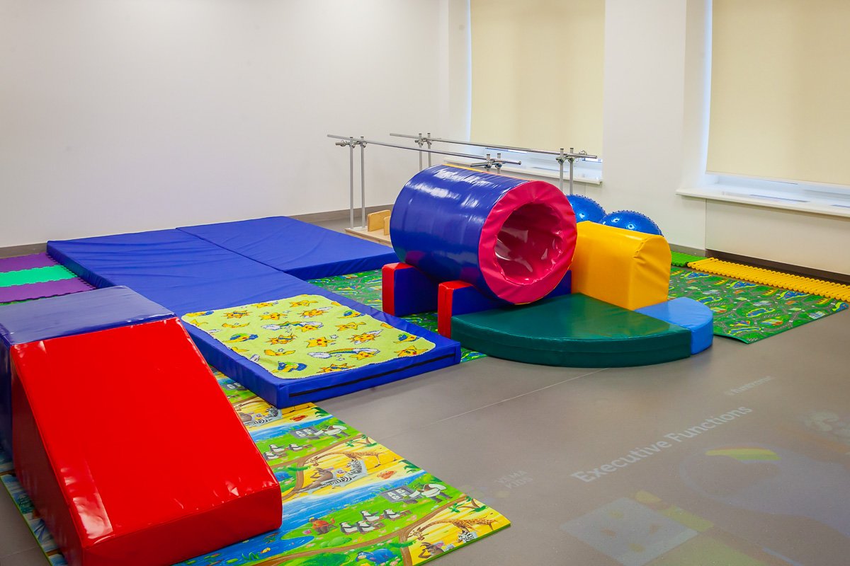 В центре есть специализированные комнаты для логопедов, дефектологов, ресурсная комната и помещение для лечебной физкультуры В центре есть специализированные комнаты для логопедов, дефектологов, ресурсная комната и помещение для лечебной физкультуры