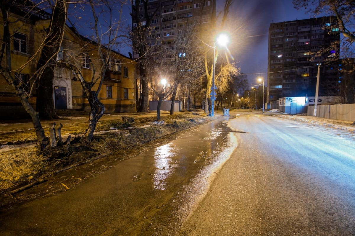 В Днепре на улице Дмитрия Кедрина прорвало канализацию В Днепре на улице Дмитрия Кедрина прорвало канализацию