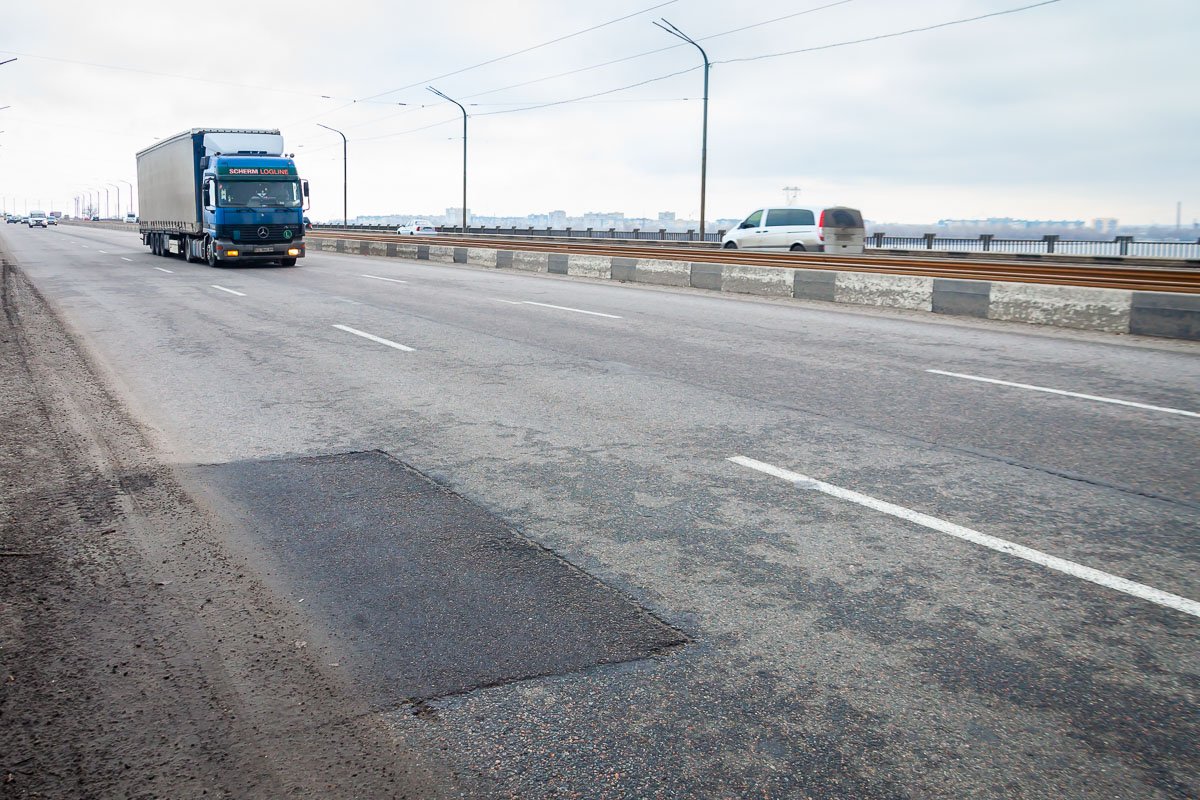 Дождались: дороги на Новом и Кайдакском мостах починили, но это ненадолго 1