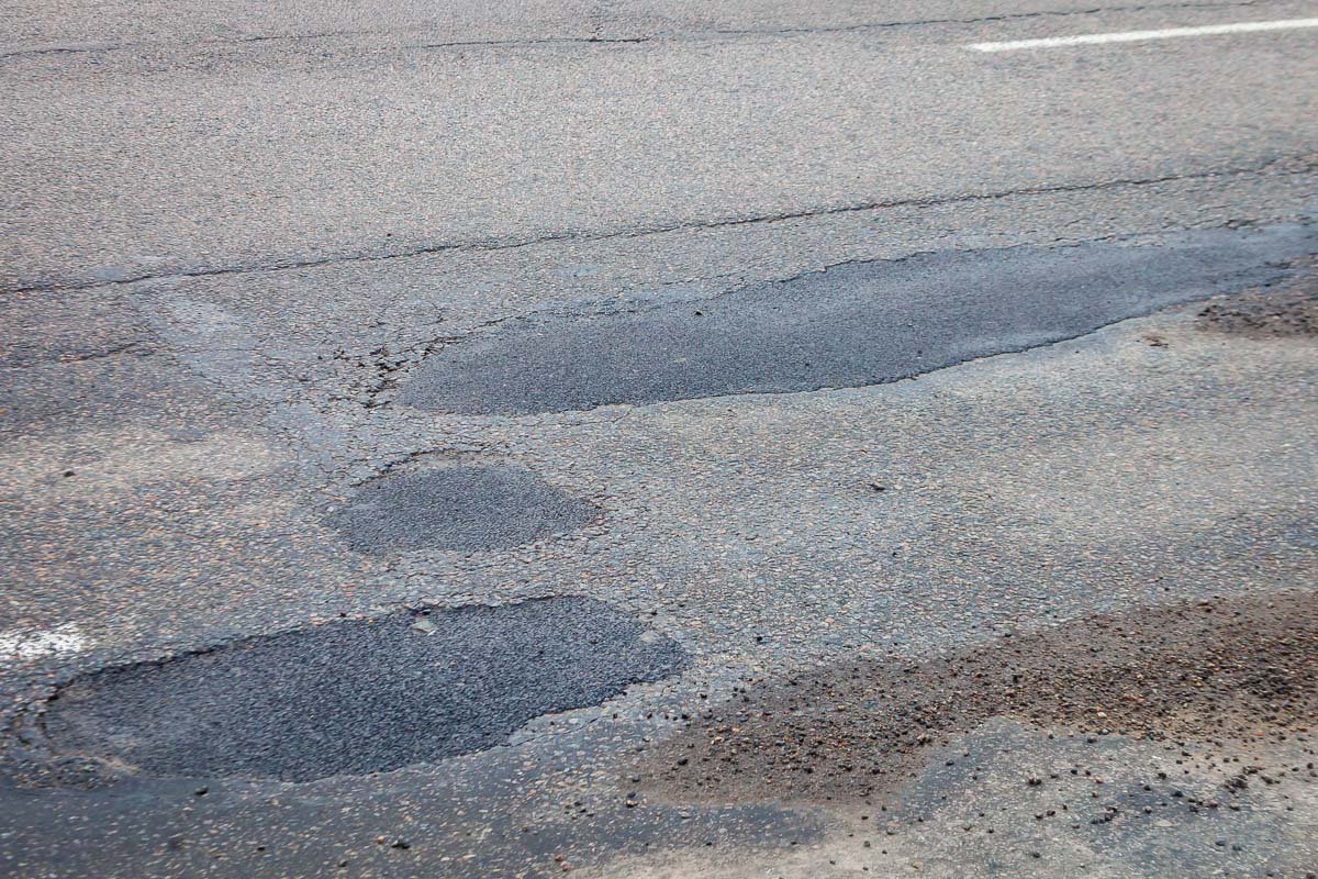 Дождались: дороги на Новом и Кайдакском мостах починили, но это ненадолго 2