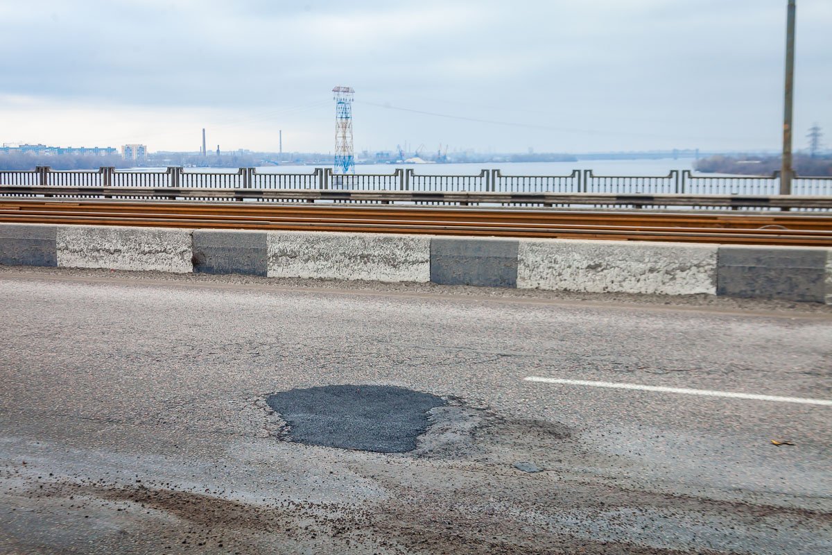 Дождались: дороги на Новом и Кайдакском мостах починили, но это ненадолго 3