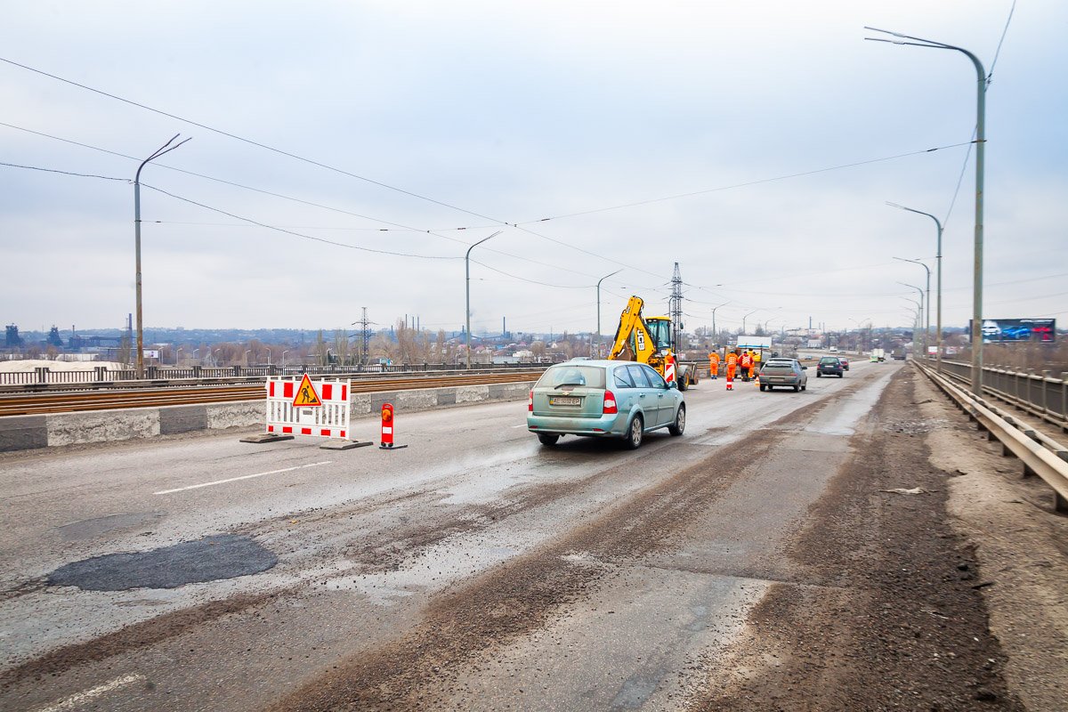 Дождались: дороги на Новом и Кайдакском мостах починили, но это ненадолго 4