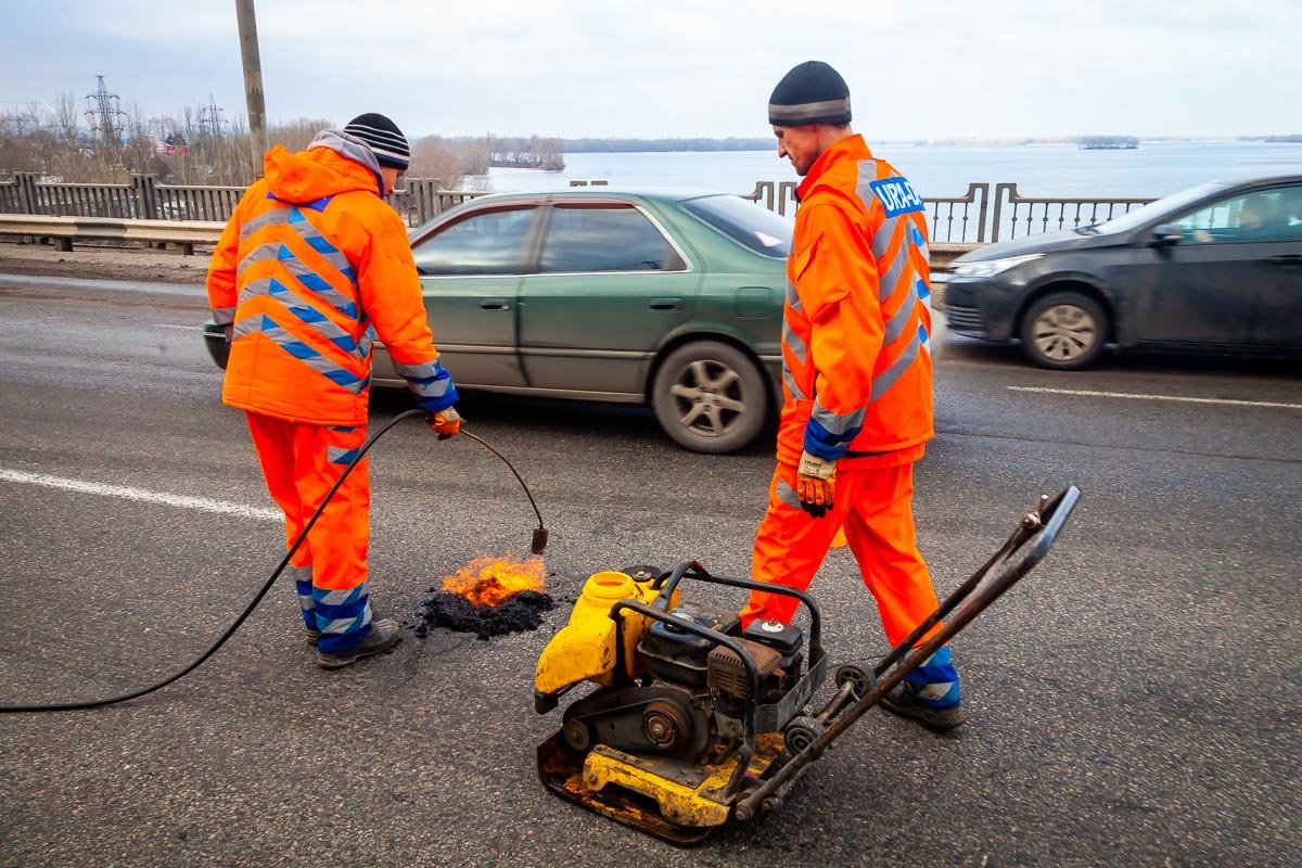 Дождались: дороги на Новом и Кайдакском мостах починили, но это ненадолго 5