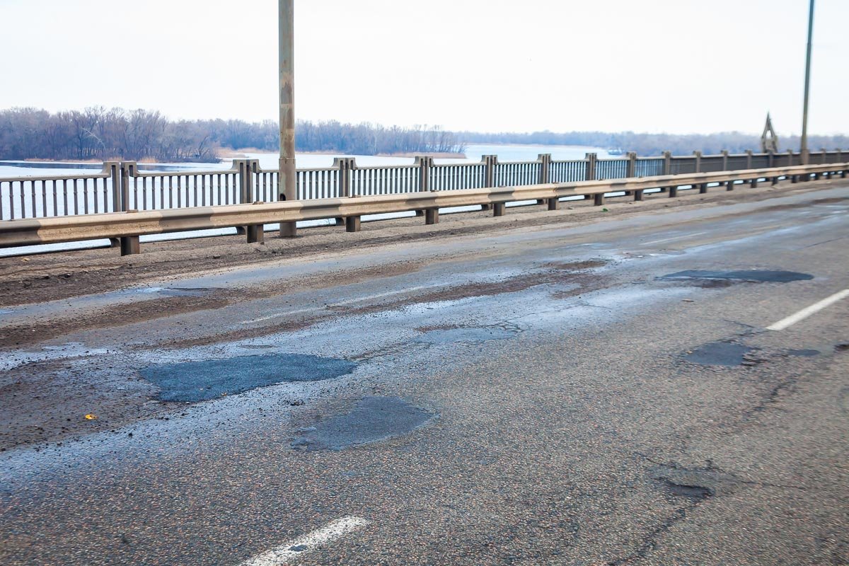 Дождались: дороги на Новом и Кайдакском мостах починили, но это ненадолго 6