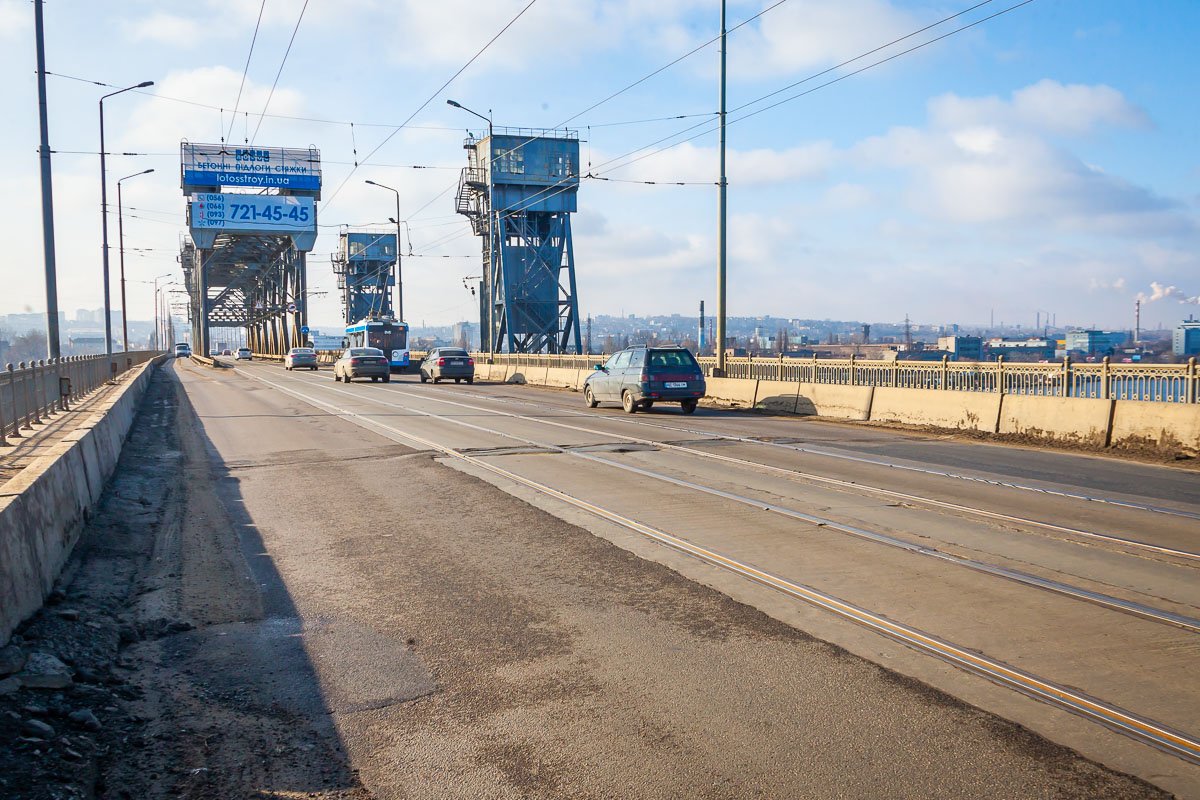 Дождались: дороги на Новом и Кайдакском мостах починили, но это ненадолго 12