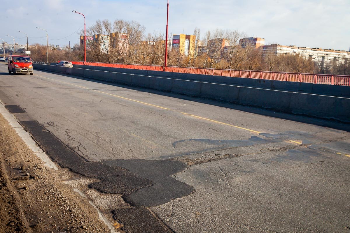 Дождались: дороги на Новом и Кайдакском мостах починили, но это ненадолго 14
