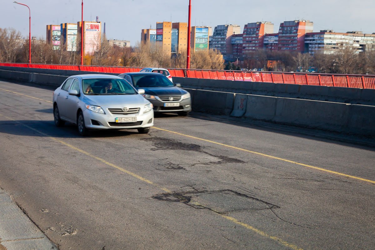 Дождались: дороги на Новом и Кайдакском мостах починили, но это ненадолго 15