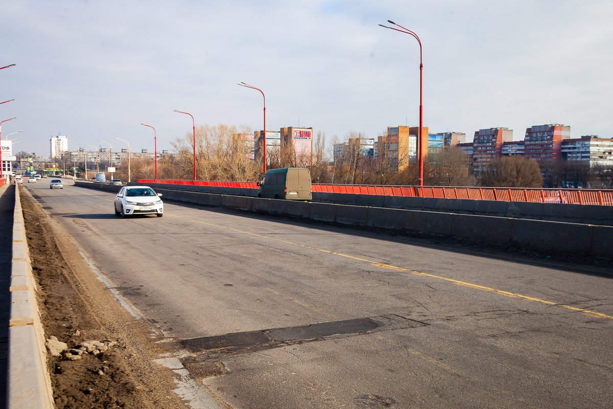 Дождались: дороги на Новом и Кайдакском мостах починили, но это ненадолго 17