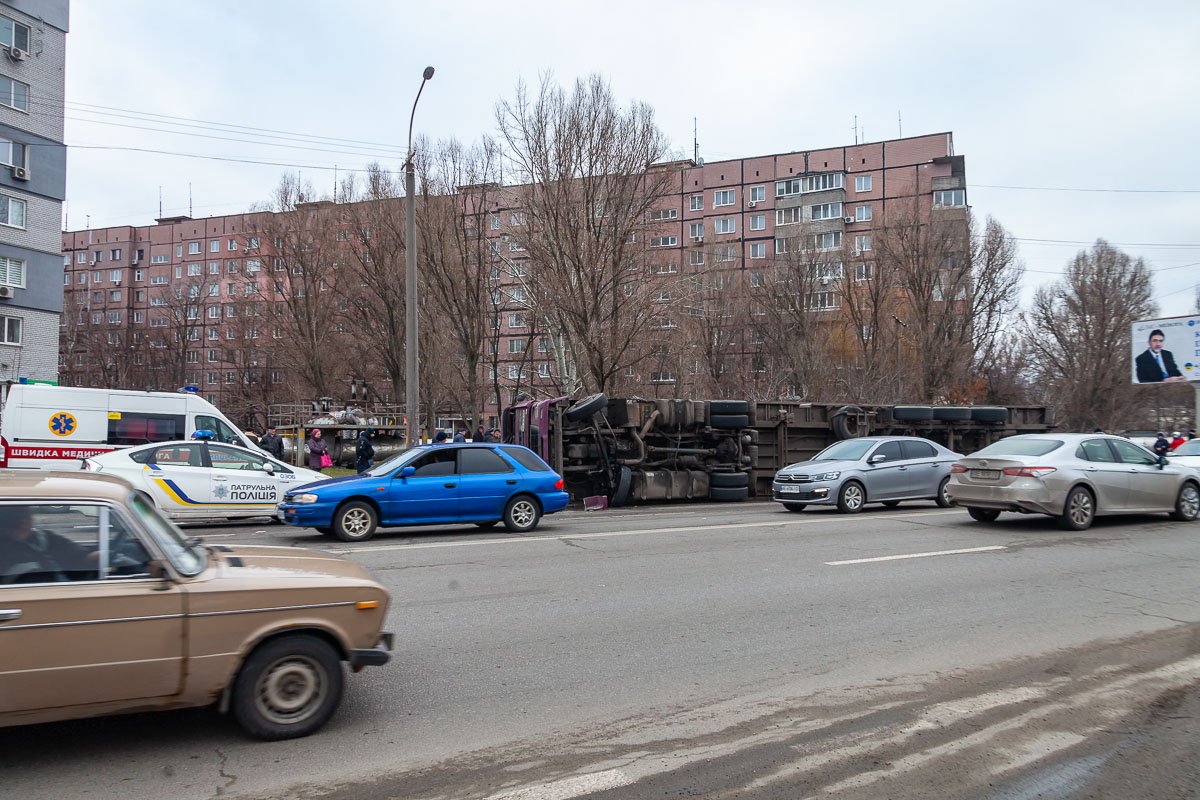 Перевернулся грузовик Перевернулся грузовик