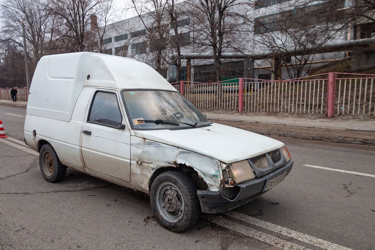 Чуть выше врезался в Таврию Чуть выше врезался в Таврию