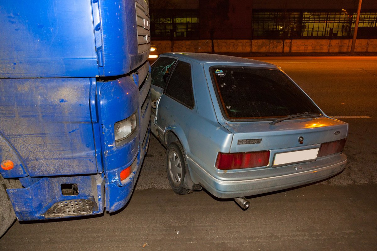 Грузовик подмял под себя легковой автомобиль