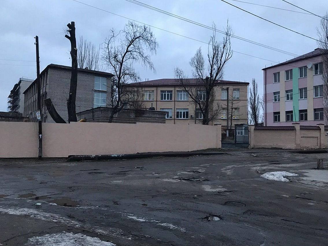 Дорога на улице Кожемяки - это единственный путь к двум школам Дорога на улице Кожемяки - это единственный путь к двум школам