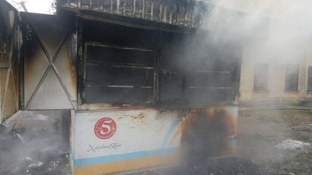 На улице Космонавта Волкова в хлебном киоске вспыхнул пожар