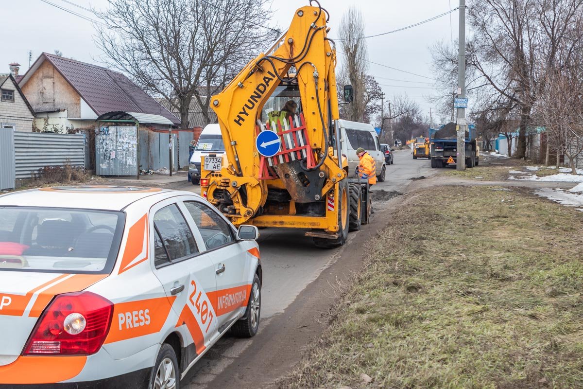 На улице Романовского начали делать ямочный ремонт дорог