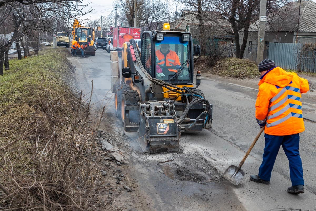 Улица действительно "усеяна" ямами