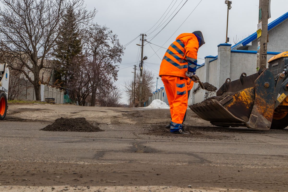 За день коммунальщики срезали ямы вдоль всей улицы