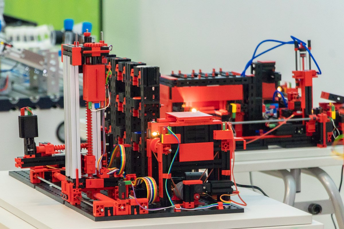 Ученики школ будут изучать программируемые контроллеры, основы автоматизации, датчики, механику машин и механизмов Ученики школ будут изучать программируемые контроллеры, основы автоматизации, датчики, механику машин и механизмов