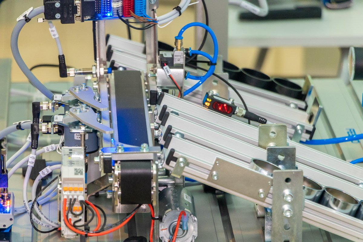 Именно на нем проходят соревнования на чемпионате мира среди рабочих профессий World Skills Interpipe и Днепровская политехника научат школьников и студентов ПТУ обслуживать промышленных роботов 9