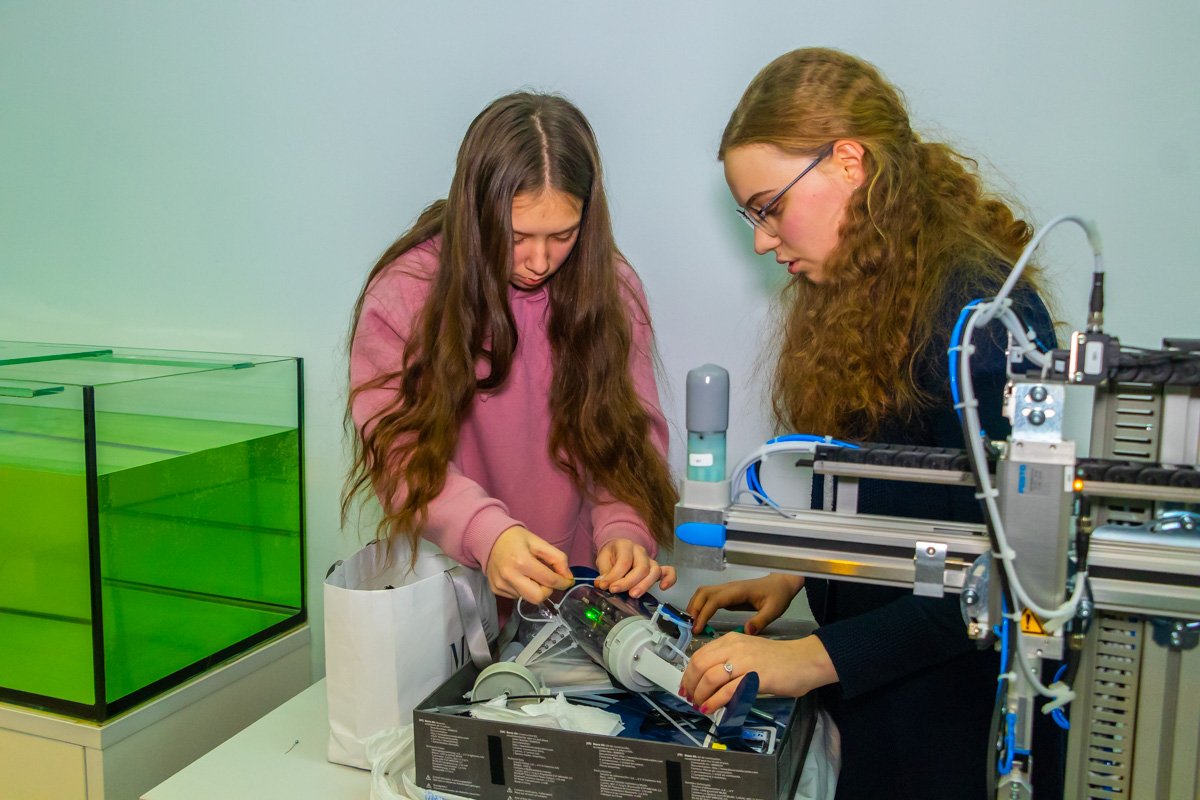 Отдельно на презентации девочки представили уникального бионического робота - роборыбу