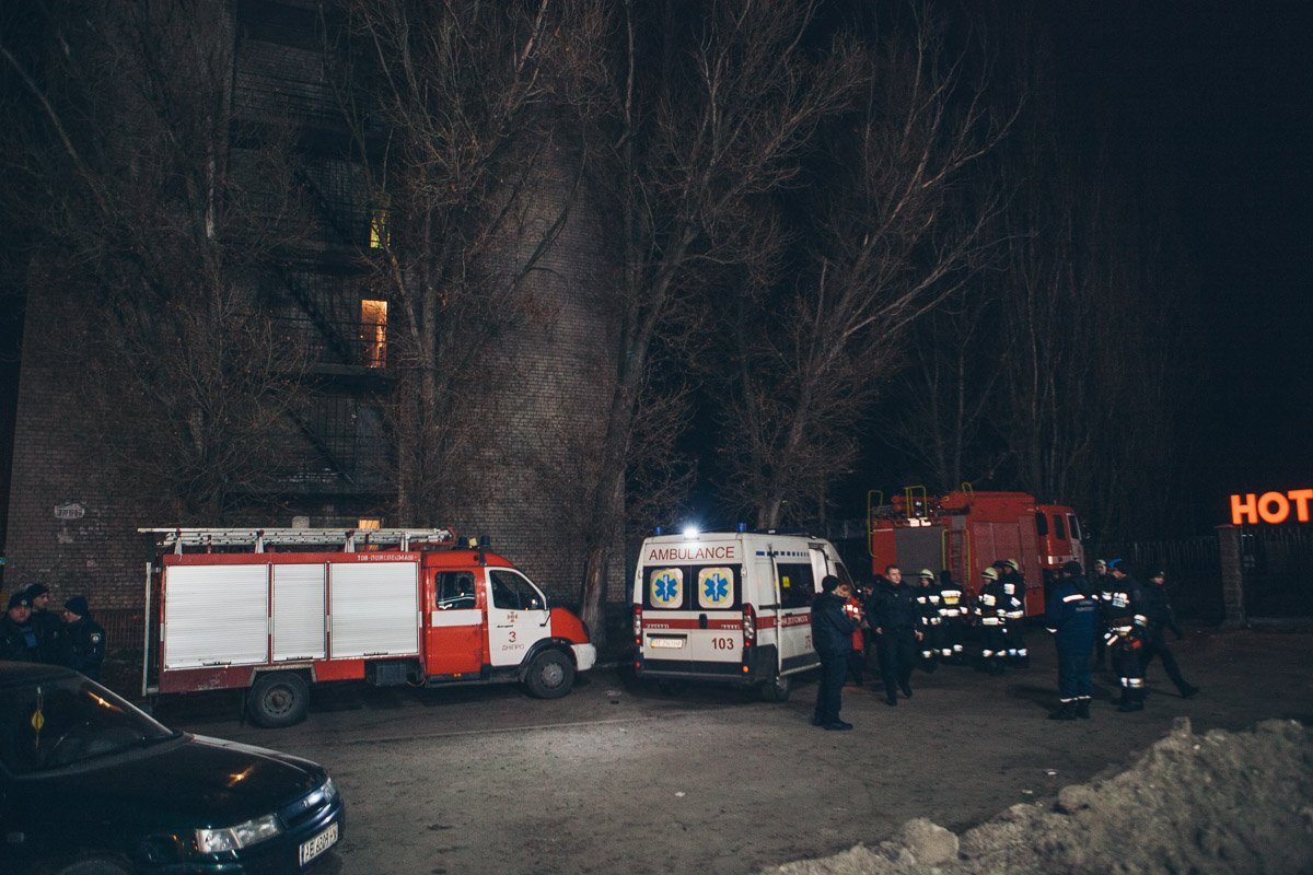 На место прибыла "скорая", несколько бригад ГСЧС и экипажей патрульной полиции На место прибыла "скорая", несколько бригад ГСЧС и экипажей патрульной полиции