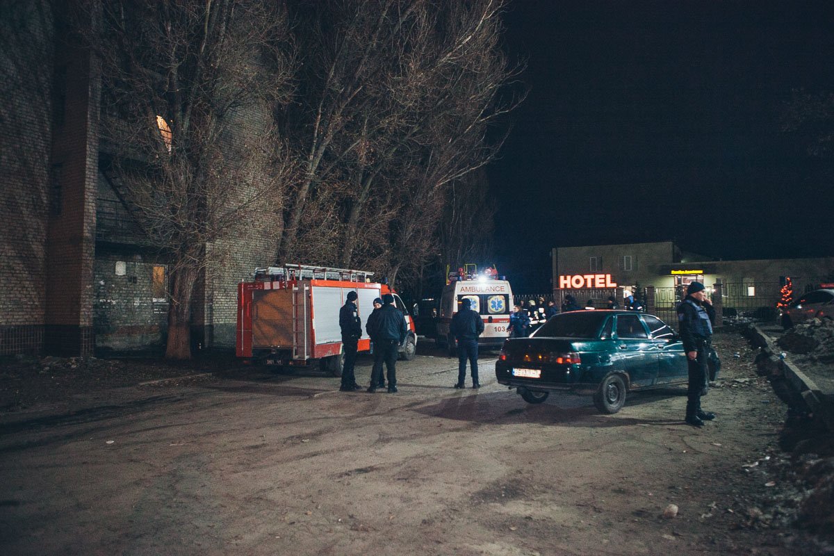 Медики оказали пострадавшей первую помощь Медики оказали пострадавшей первую помощь