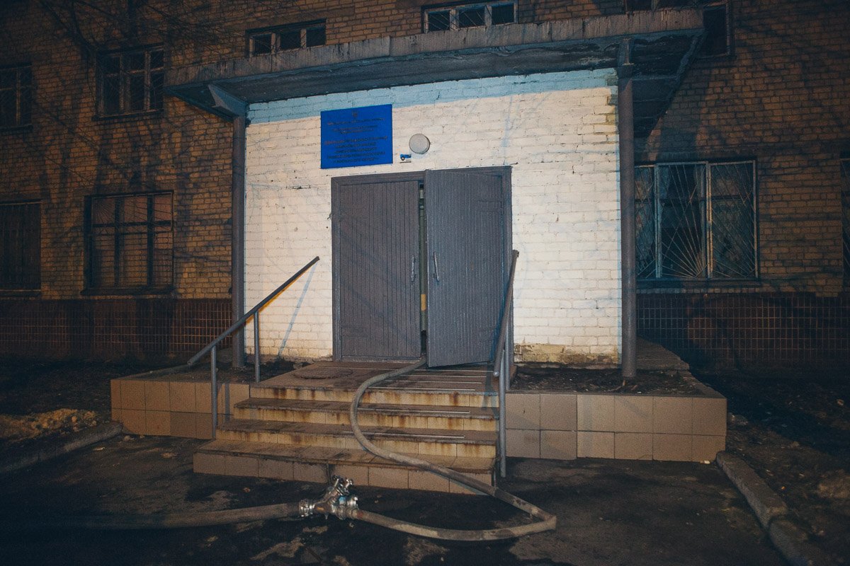 Из комнаты девушку вынес один из спасателей Из комнаты девушку вынес один из спасателей