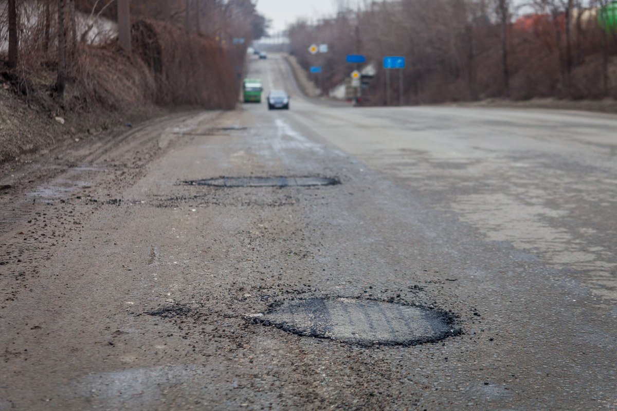 В Днепре начали ремонтировать дорогу возле ДЗМО