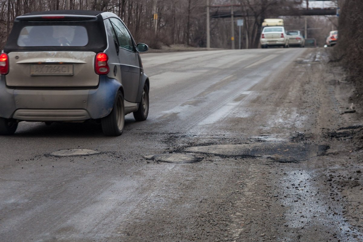 Ямы здесь встречаются сплошь и рядом