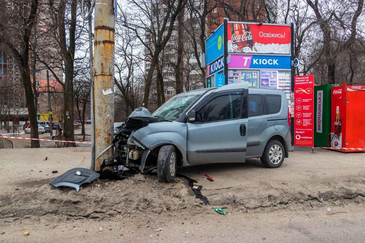 Авария случилась буквально в метре от остановки общественного транспорта