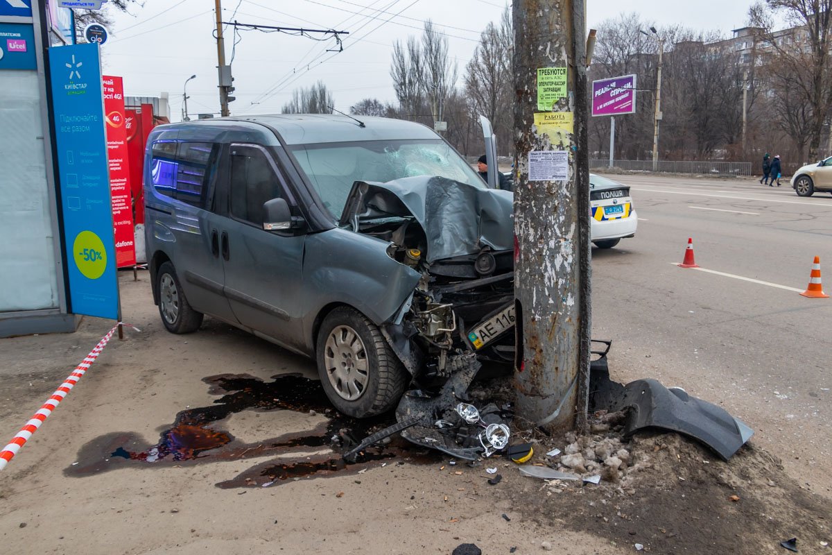 Мужчина ударился головой и порезал руки