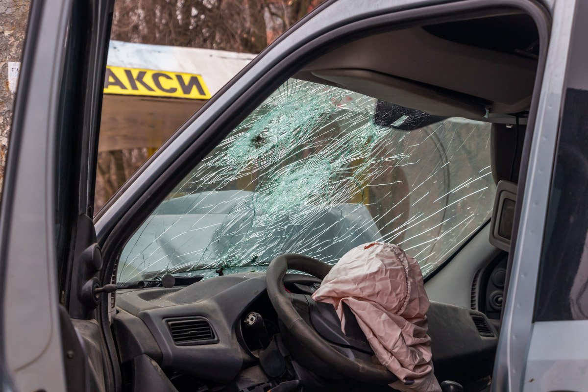 Со слов водителя, его якобы подрезал «сосед» по дороге, вследствие чего он потерял управление, вылетел на обочину и врезался в столб