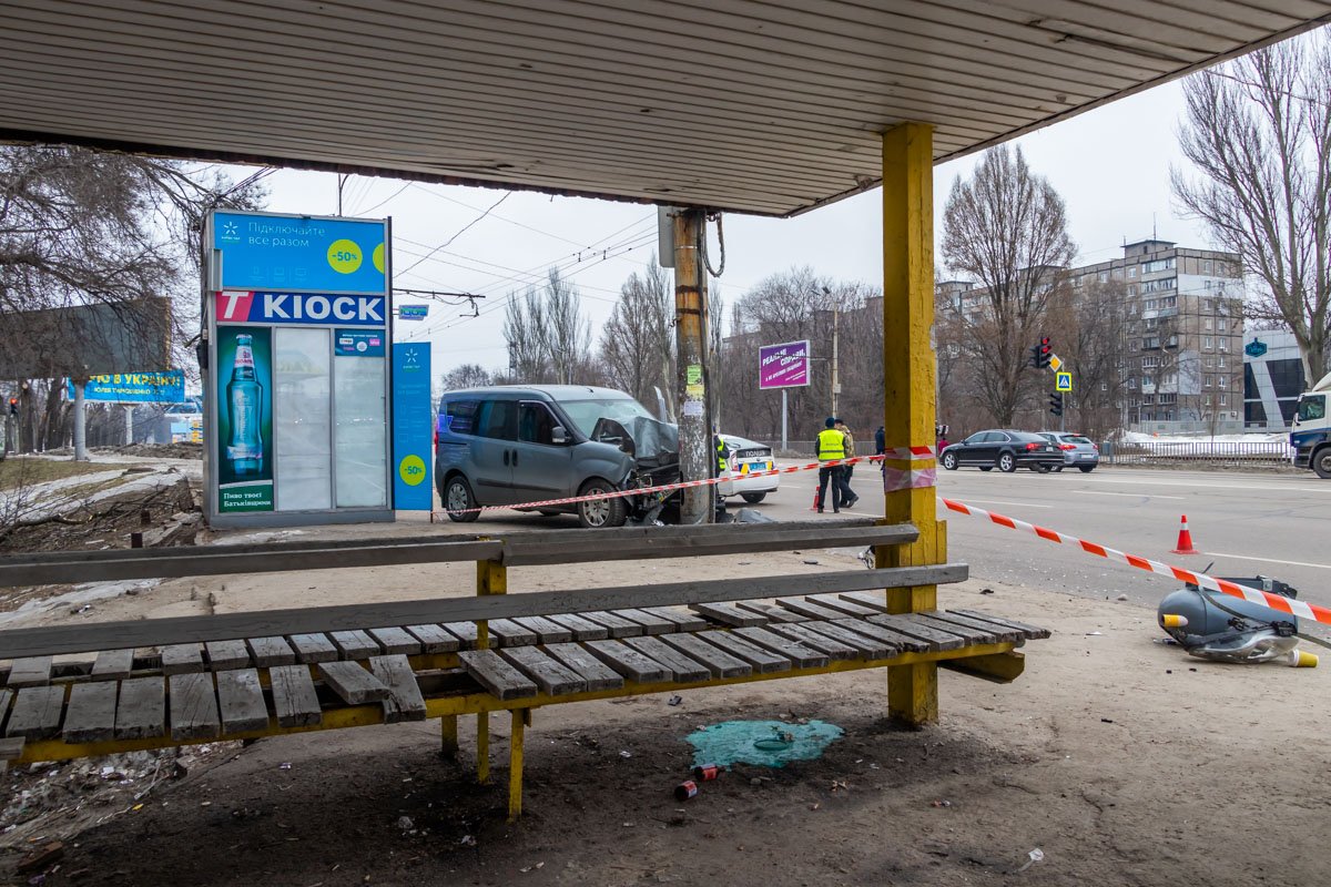 Происшествие обошлось без жертв по одной причине - на остановке практически не было людей