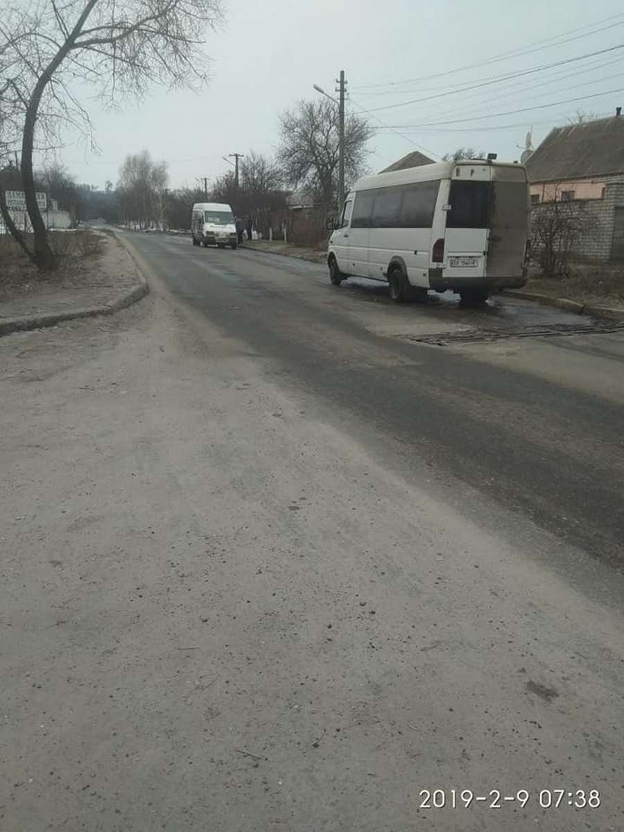 В Днепре водитель помыл маршрутку на улице из лужи В Днепре водитель помыл маршрутку на улице из лужи
