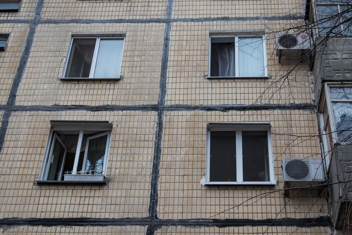 В квартире на 3-м этаже тлел диван и слегка обгорел ковер В квартире на 3-м этаже тлел диван и слегка обгорел ковер