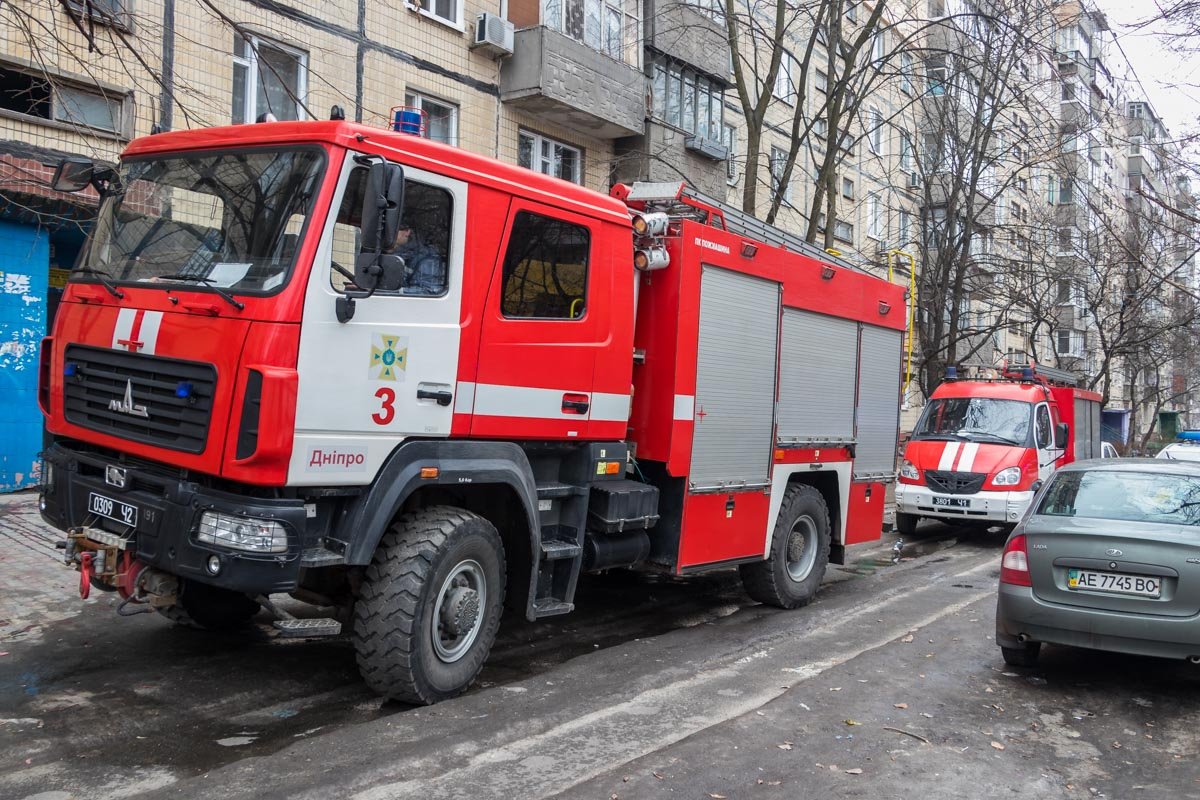 Некоторое время двор был заставлен спецтехникой - на место приехали три машины ГСЧС, газовщики, патрульные и информатор :) Некоторое время двор был заставлен спецтехникой - на место приехали три машины ГСЧС, газовщики, патрульные и информатор :)