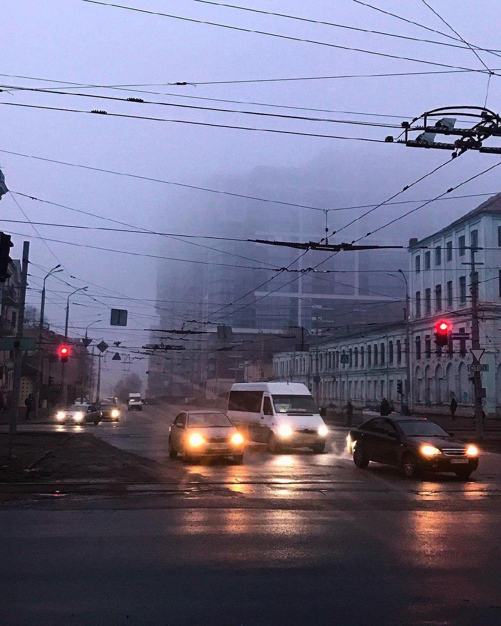 Судя по погоде, туман уже давно можно считать достопримечательностью Днепра. Фото: roman_khramenkov