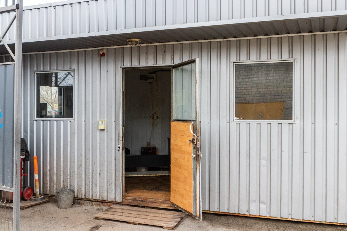 Там между двумя охранниками произошел конфликт Там между двумя охранниками произошел конфликт