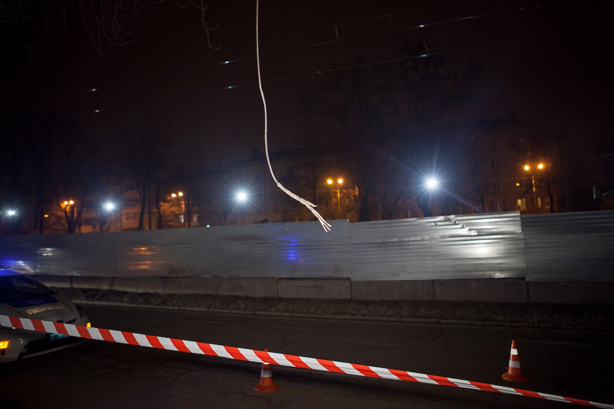 Из-за сильного удара столб накренился, повалил урну и потянул за собой провода электропередач Из-за сильного удара столб накренился, повалил урну и потянул за собой провода электропередач