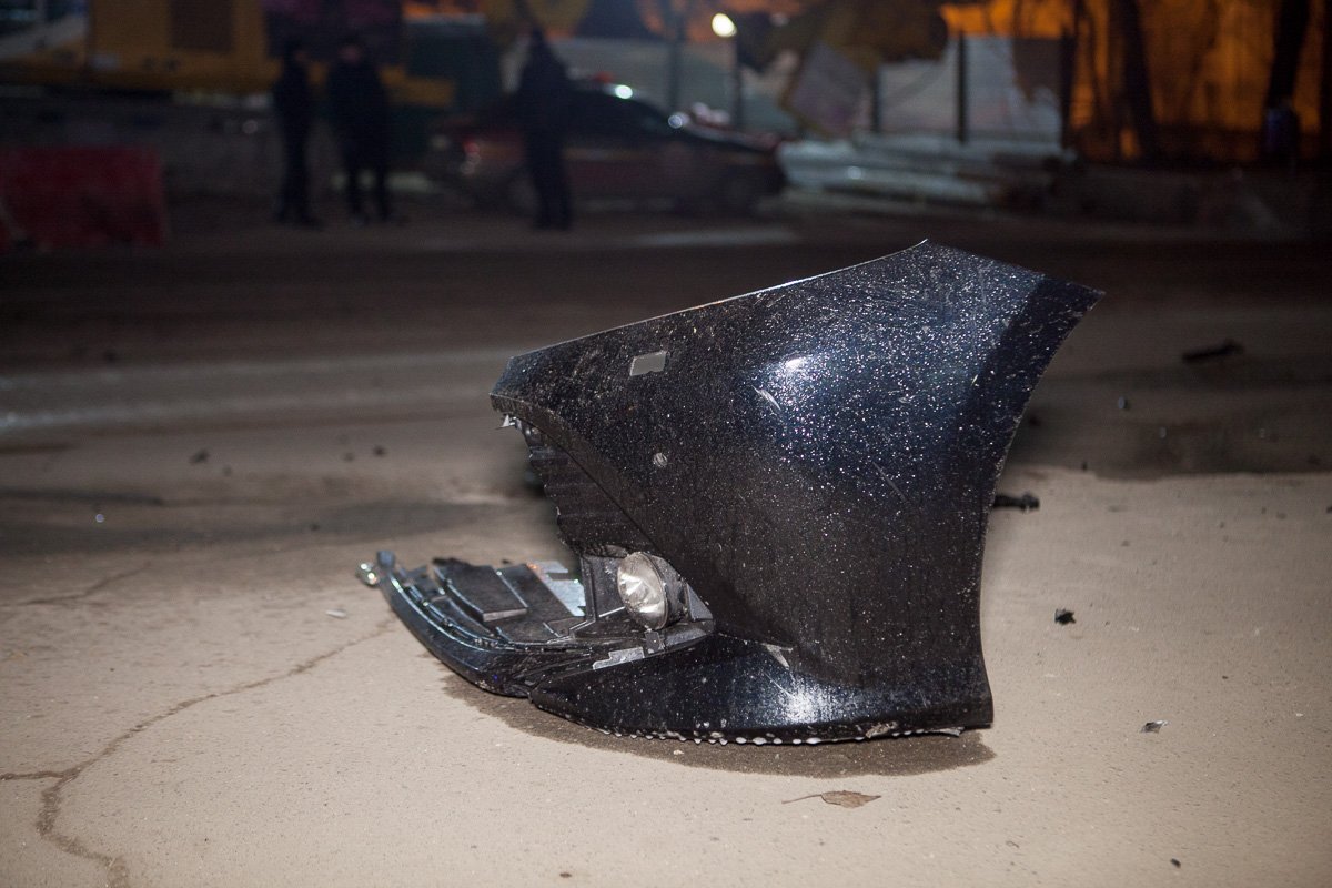 Осколки авто лежат на дороге Осколки авто лежат на дороге