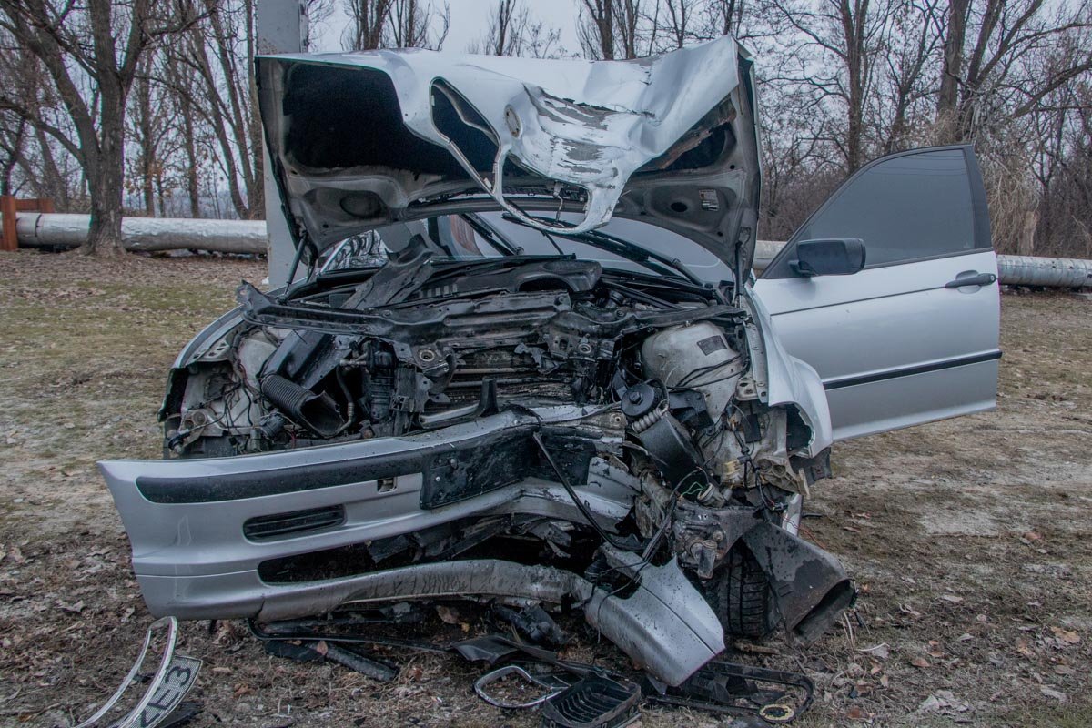 Автомобиль BMW въехал в столб Автомобиль BMW въехал в столб